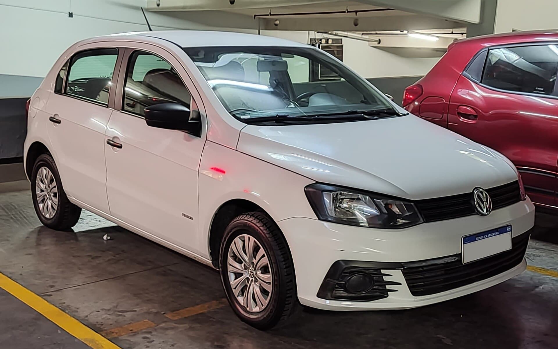 Volkswagen Gol G7 blanco de cinco puertas, visto de frente.